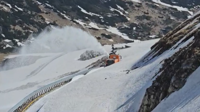 FOTO, VIDEO| Vară în oraș, iarnă la munte. Lucrări de deszăpezire pe Transalpina