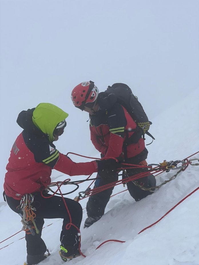 Șase salavatori montani din Gorj, exercițiu în condiții aspre, în Făgăraș