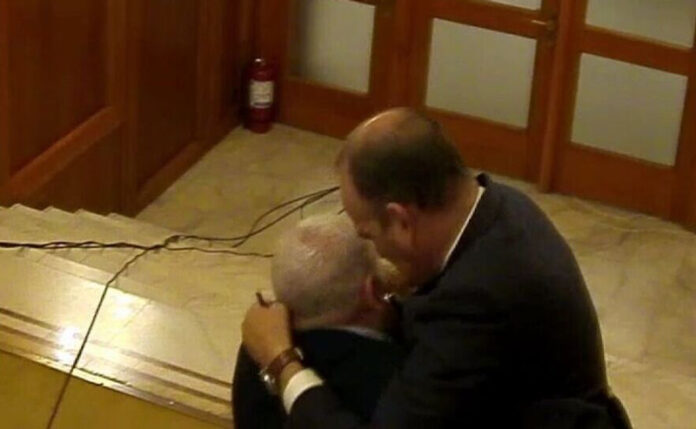 Sânge, sudoare și lacrimi în Parlament! Florin Roman, înghesuit, lovit și mușcat de Dan Vîlceanu