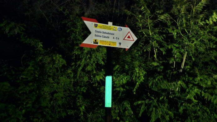 În premieră: Marcaje turistice fotoluminiscente în munții din Gorj
