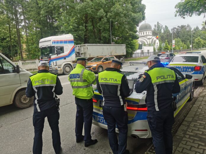 FOTO: Autovehiculele de transport persoane și mărfuri, verificate de agenții de la Rutieră