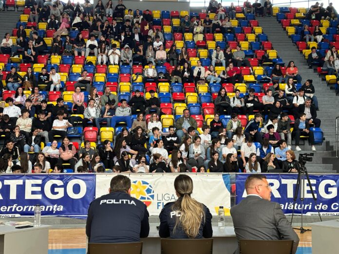 700 de elevi au participat la conferința organizată de Poliția Gorj pe teme de securitate cibernetică