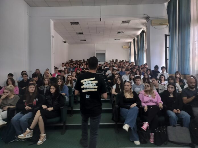 320 de elevi de la școlile din Târgu Jiu, informați despre prevenirea consumului de droguri