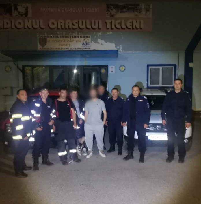 FOTO, VIDEO|Tineri rătăciți în pădure, salvați de jandarmi și pompieri. Patru ore de căutări