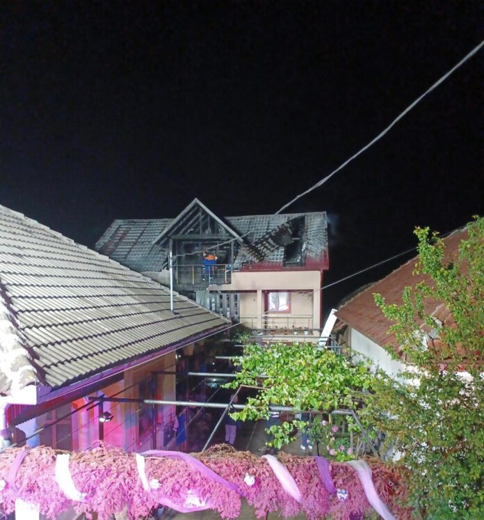 Runcu: O casă a luat foc azi-noapte. Pompierii și-au suplimentat forțele pentru stingerea incendiului