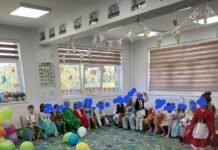 Discriminare la o grădiniță din Novaci. Copil cu sindromul Down, exclus din serbarea de final de an