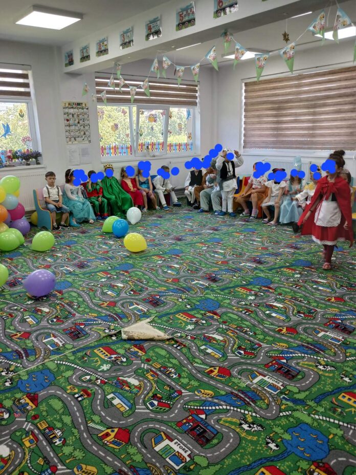 Discriminare la o grădiniță din Novaci. Copil cu sindromul Down, exclus din serbarea de final de an