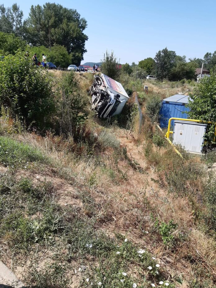Accident la Cărbunești. Șoferul unei dube a ajuns la spital