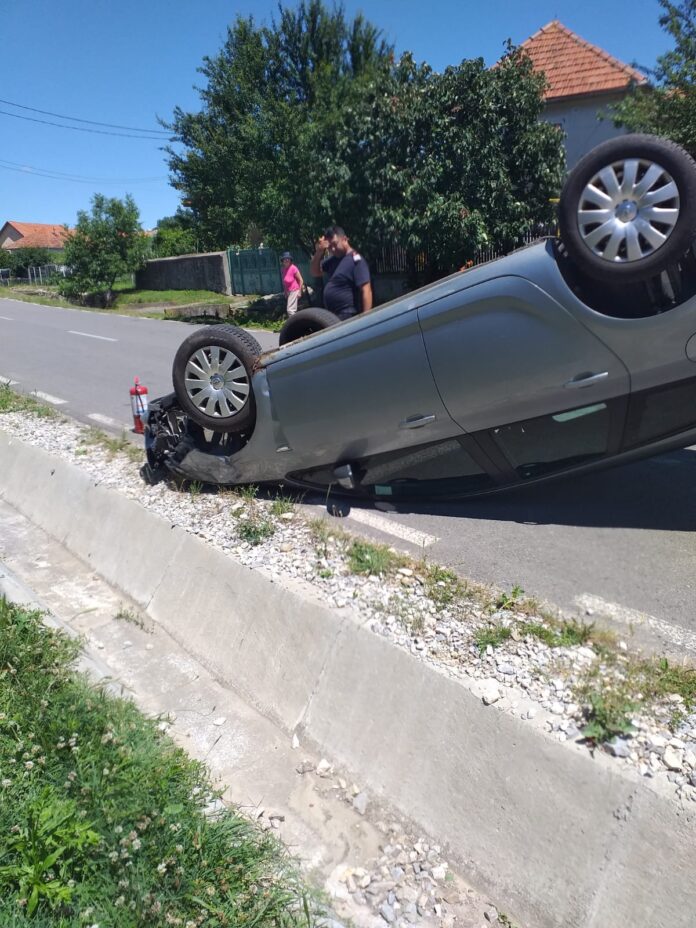 Șofer rănit după ce s-a răsturnat cu mașina la Lelești