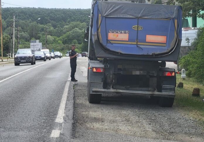 Ce au descoperit polițiștii gorjeni la o acțiune de verificare a transportatorilor de persoane
