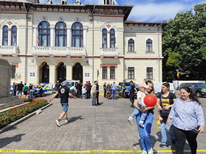 Piața Prefecturii, luată cu asalt de sute de micuți. Surprize din partea structurilor MAI