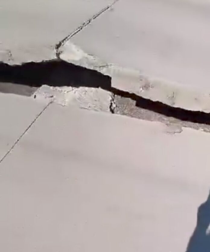 S-a ridicat asfaltul la Văcarea. S-a produs și primul accident. O femeie, rănită