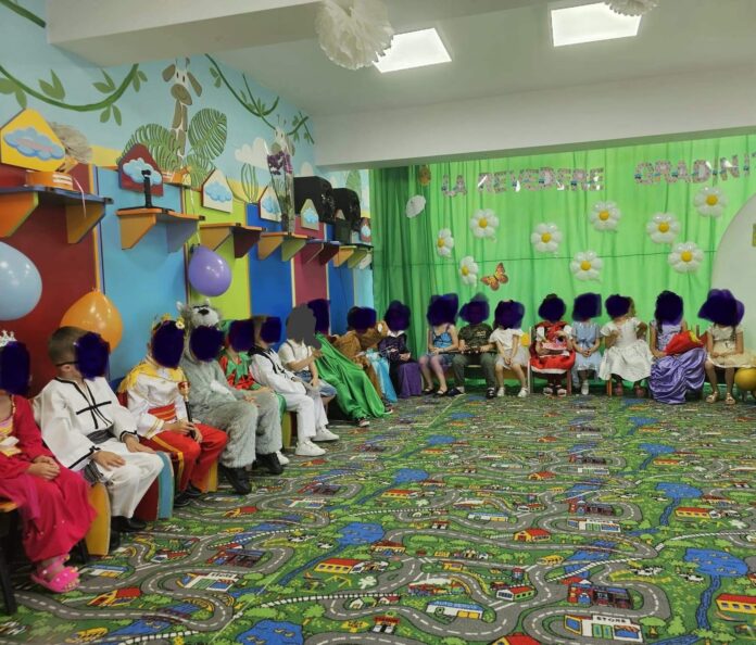 Ce spun educatoarele de la Novaci despre cazul băiețelului „marginalizat” la serbare