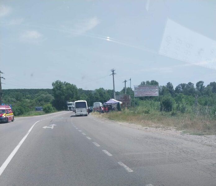 Accident între un autobuz și un autoturism. O femeie a fost rănită