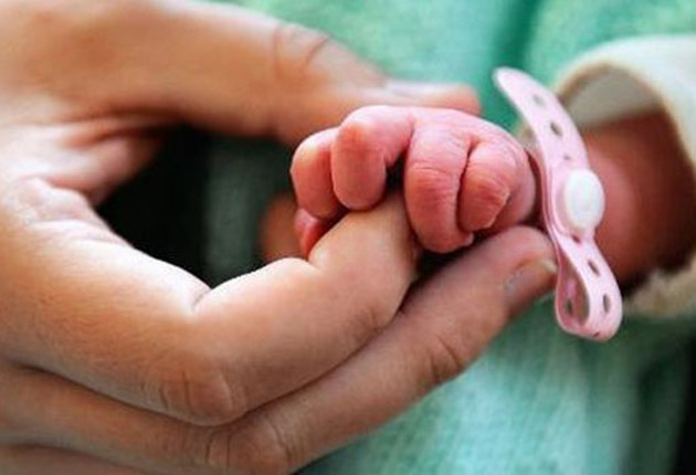 Tații vor beneficia de un concediu paternal de 10 zile. Legea a fost promulgată