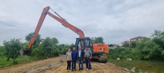 Decolmatare la Peșteana pentru evitarea viiturilor