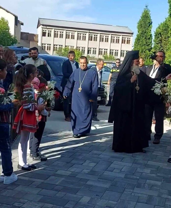 Sute de credincioși, la resfințirea bisericii din Bâlteni. ÎPS Irineu, prezent