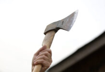 Nouă ani de închisoare pentru că și-a atacat amicul cu un topor