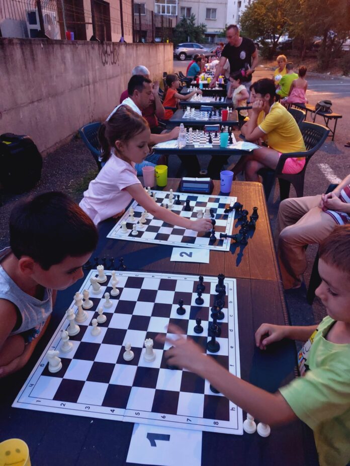 FOTO,Târgu Jiu: Ziua Mondială a Șahului, sărbătorită de cei mici și cei mari. Concursuri cu 50 de participanți