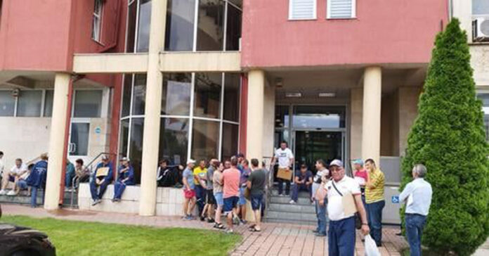 Singurul om care s-a solidarizat cu angajații lăsați pe drumuri, amenințat și cu cererea de concediu ruptă de șeful de sector! Protestele în fața sediului CEO continuă: ,,Rămânem în greva foamei!”