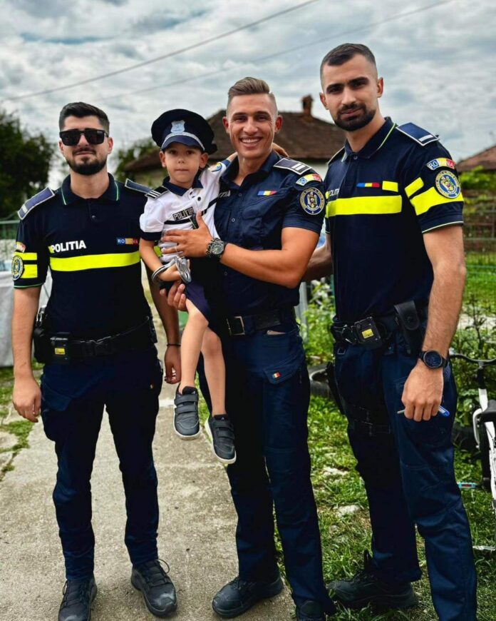 Polițiștii din Novaci, surpriză pentru un copilaș