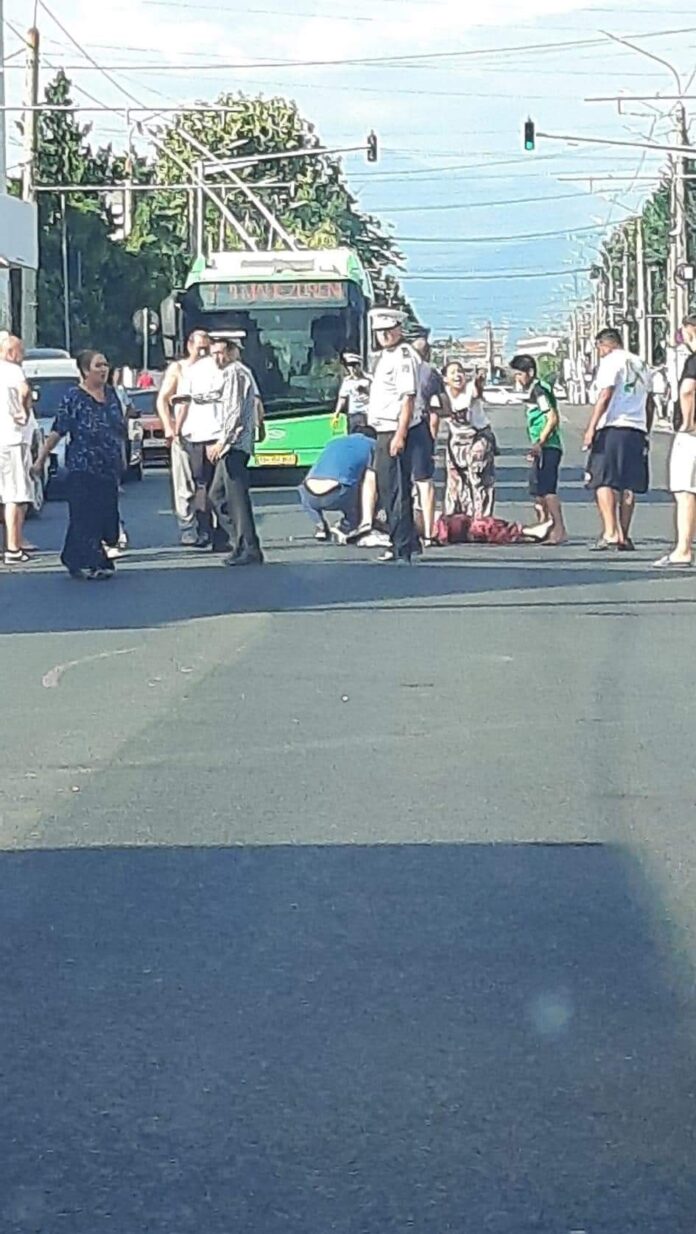 Femeie lovită de o mașină pe Bulevardul Ecaterina Teodoroiu