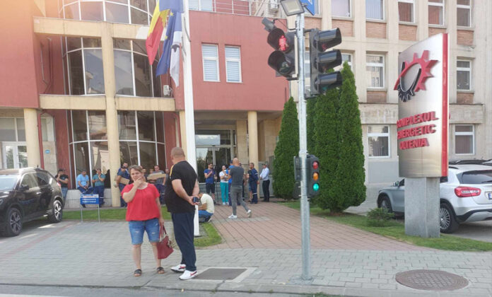 Un miner de la Cariera Lupoaia mai avea 22 de zile până la pensionare, însă nu i-a mai fost prelungit contractul de muncă. ,,S-au îmbătat și probabil jucau țintarul cu noi!”