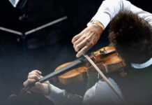 Pot fi ridicate invitațiile la concertul lui Alexandru Tomescu de la Peștișani. Vioara Stradivarius, din nou la Hobița