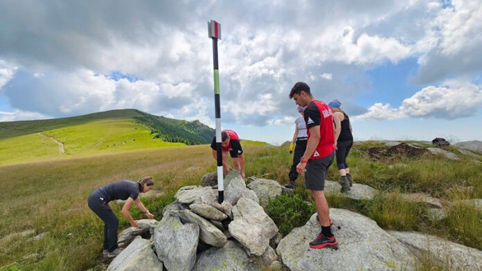 Salvatorii montani refac marcajele turistice din masivul Vâlcan