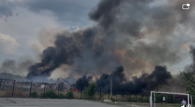 UPDATE: FOTO, VIDEO| Incendiu la depozitul de plastice din Bârsești