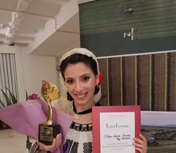Rovinăreanca Larisa Cârlugea, câștigătoarea trofeului Festivalului internațional ”Cântec de dragoste de-a lungul Dunării”