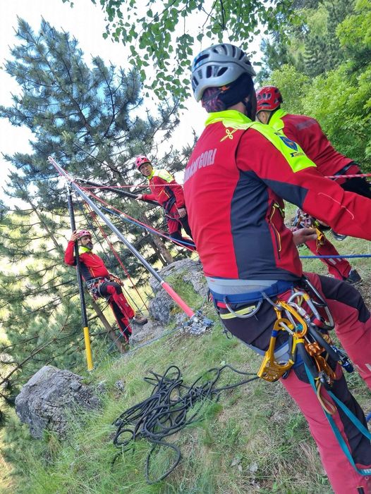 Persoană rătăcită pe munte. Doi alpiniști i-au auzit strigătul, iar salvatorii au localizat-o