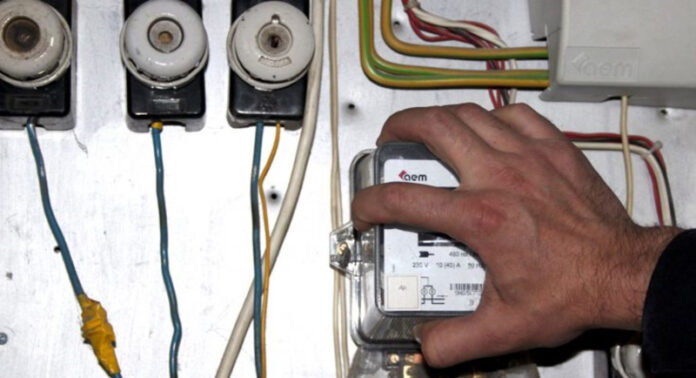 Ce pedeapsă a primit un individ care a furat curent cu ajutorul unei instalații artizanale