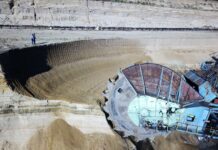 Excavator tras pe dreapta la Cariera Husnicioara