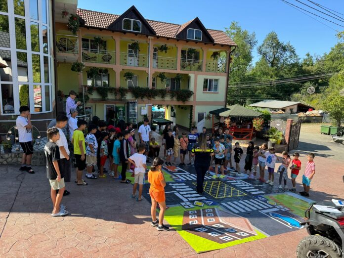 Polițiștii și jandarmii din Gorj, alături de elevi cu sfaturi și demonstrații