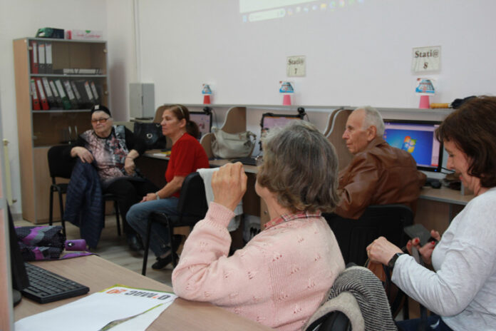 Rovinari: Ateliere digitale pentru vârstnici, derulate de Fundația Regală Margareta a României