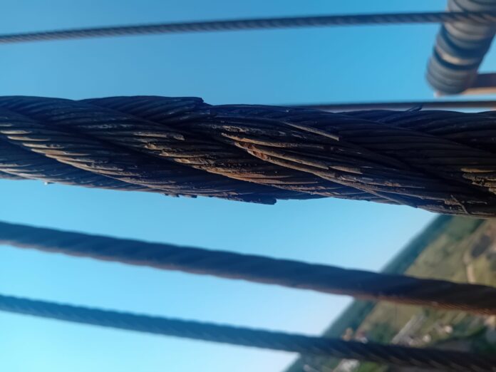 Probleme la o altă carieră a CEO. Cablul unui excavator riscă să se rupă