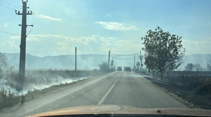 FOTO/VIDEO, Târgu Cărbunești: Drum învăluit în fumul unui incendiu puternic