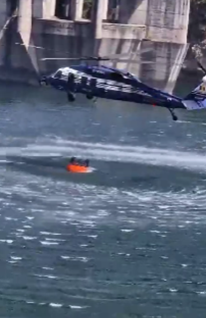 Azi: 45 de lansări cu elicopterele! Pompierii luptă să stingă incendiul de pădure din zona Padeș