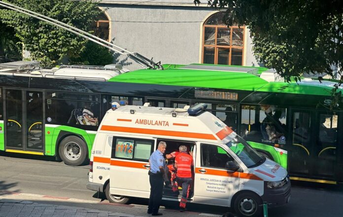 Târgu Jiu: O angajată a unei firme de pază a leșinat. Jandarmul de la Prefectură a intervenit urgent