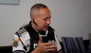 Polițistul care a lăsat-o pe Șoșoacă să se urce pe motocicleta lui a fost dat AFARĂ din sistem