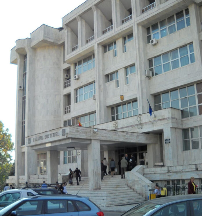 Începe judecata celor trei ,,zmei” care au dezbrăcat și bătut un tânăr pe o stradă din Târgu Jiu!