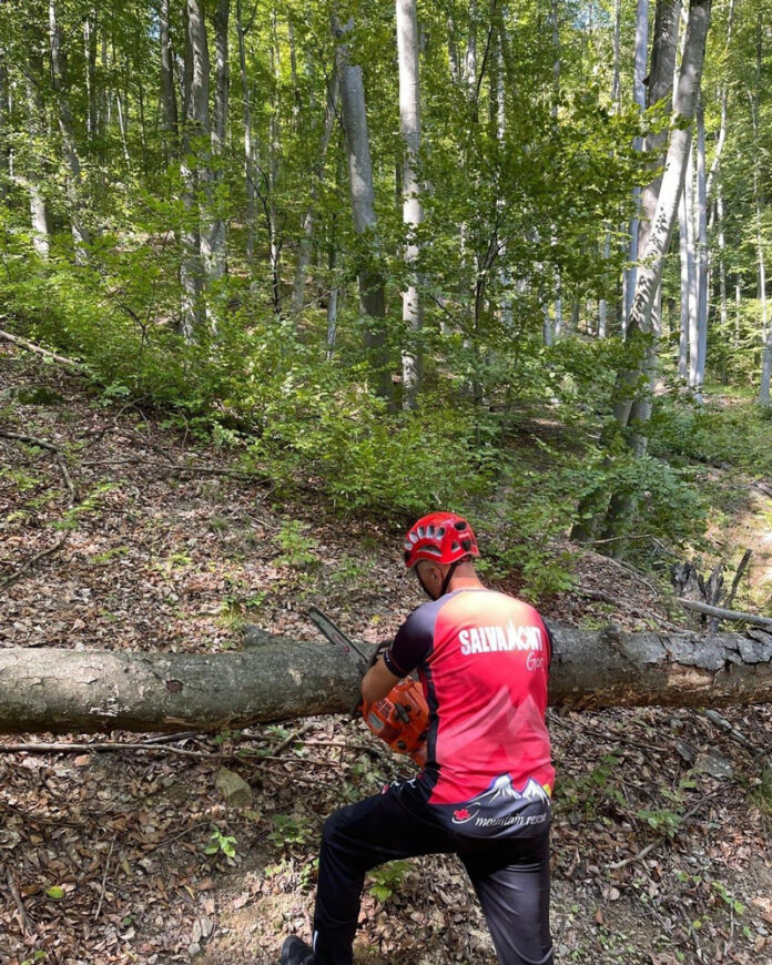 Trasee turistice din Godeanu, întreținute și refăcute de salvatorii montani din Gorj