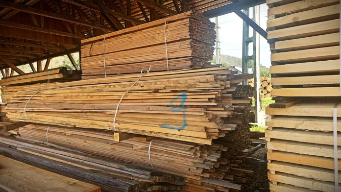 Romsilva sprijină cu o sută de metri cubi de cherestea reconstrucția imobilelor afectate de inundații