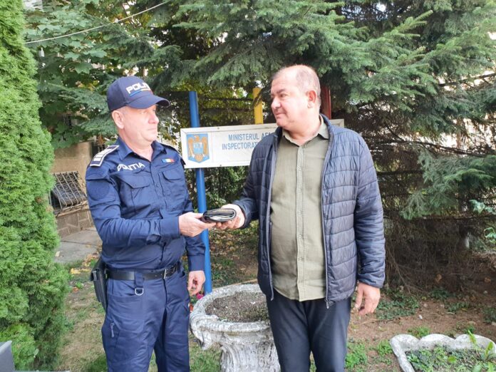 Târgu Jiu: A predat la poliție un portofel găsit pe stradă