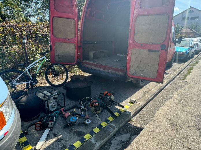 Doi gorjeni, reținuți pentru furt