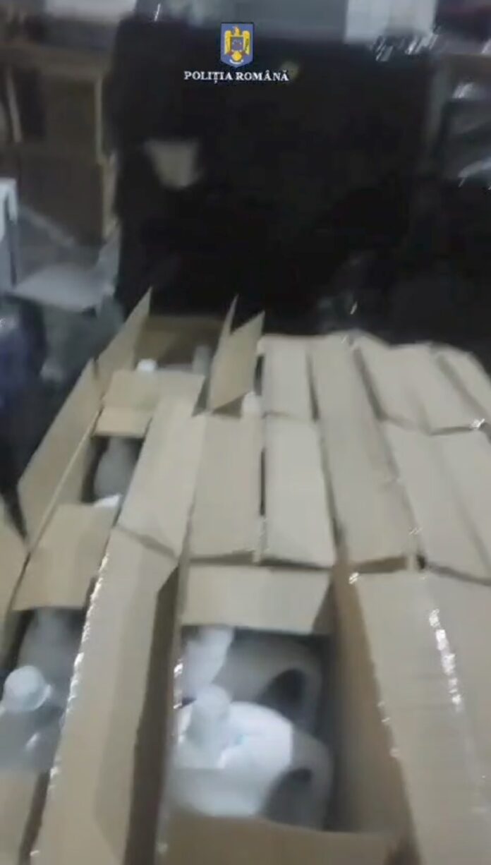 VIDEO: Percheziții în Gorj. Vindeau detergent contrafăcut