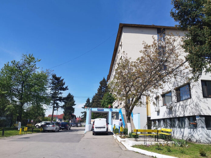 Dat afară pentru că fura din mâncarea bolnavilor