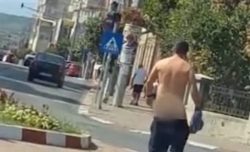 S-a plimbat dezbrăcat prin oraș. Dosar penal!
