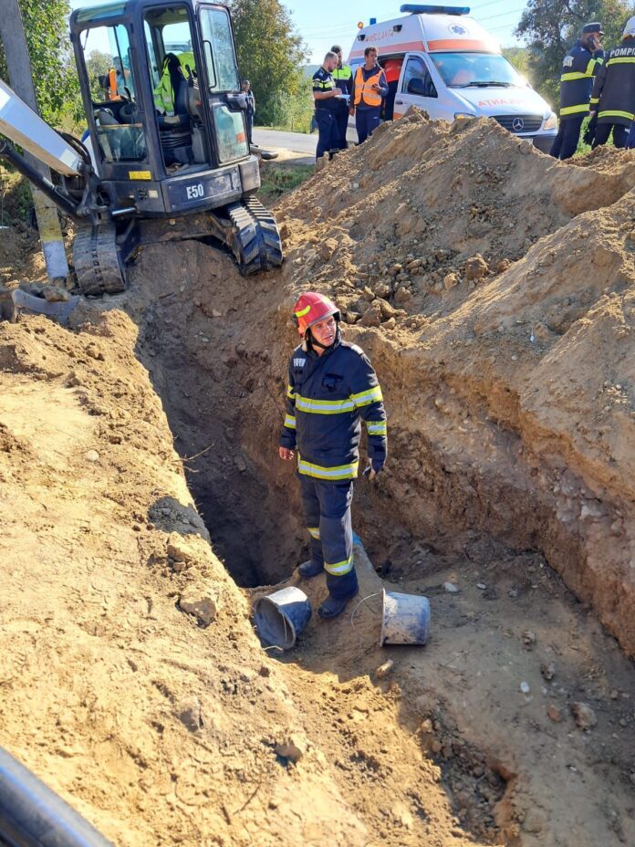 FOTO/VIDEO, Stoina: Bărbat prins sub un mal de pământ